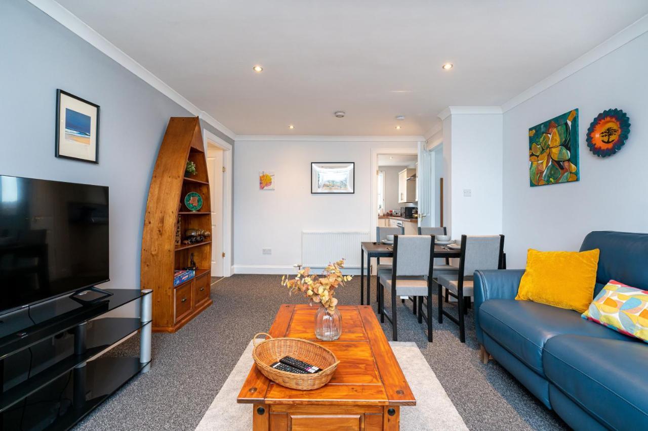 Lovely 3-Bedroom Flat With Free Parking Bridge of Allan Luaran gambar