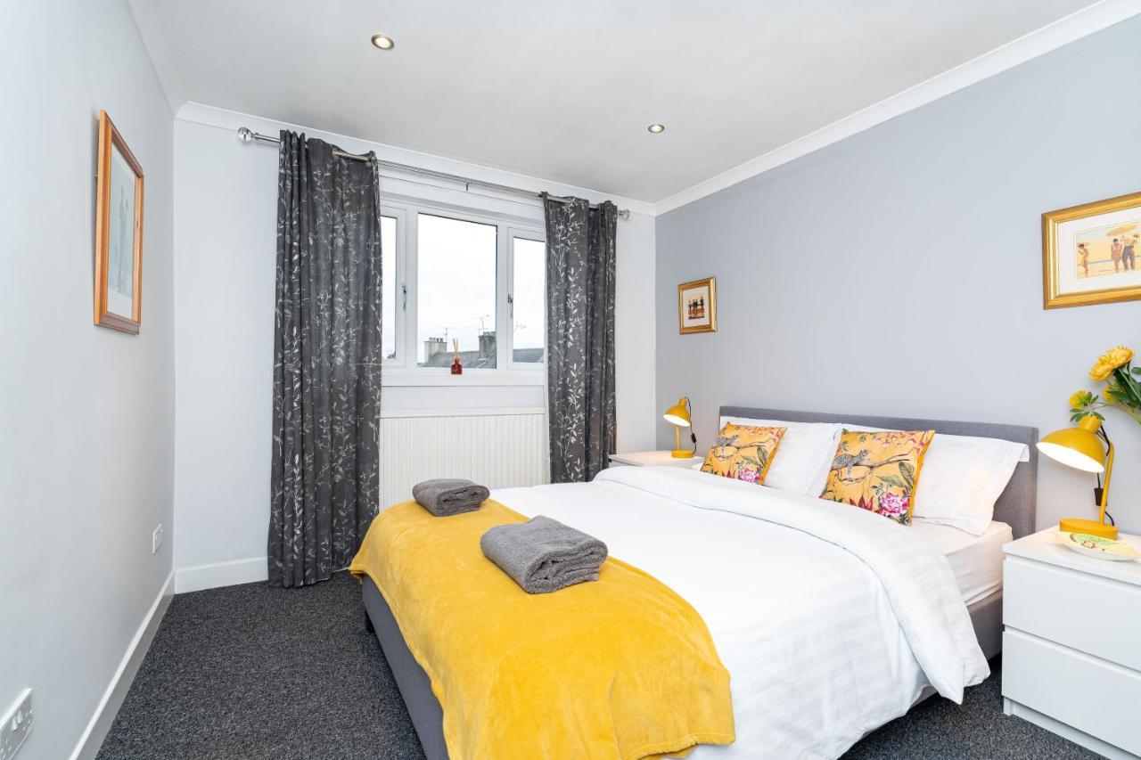 Lovely 3-Bedroom Flat With Free Parking Bridge of Allan Luaran gambar