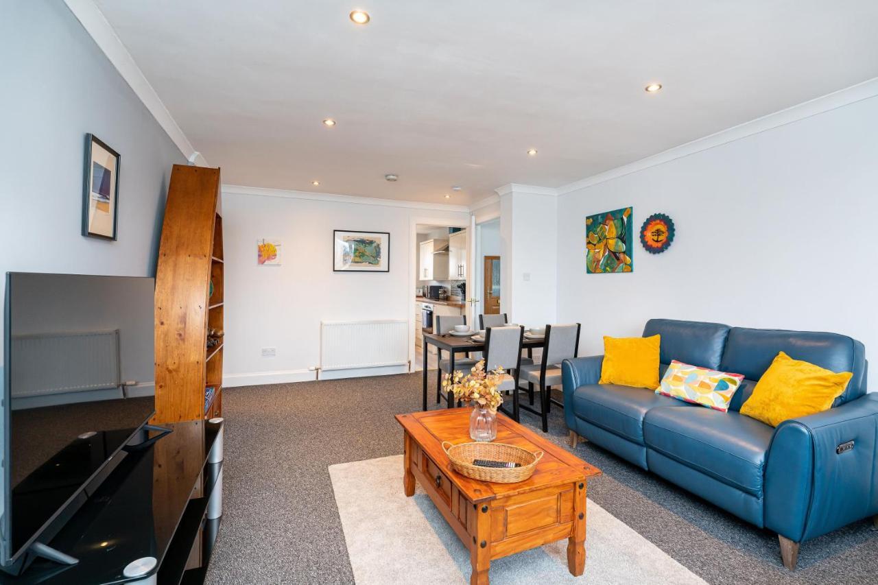 Lovely 3-Bedroom Flat With Free Parking Bridge of Allan Luaran gambar